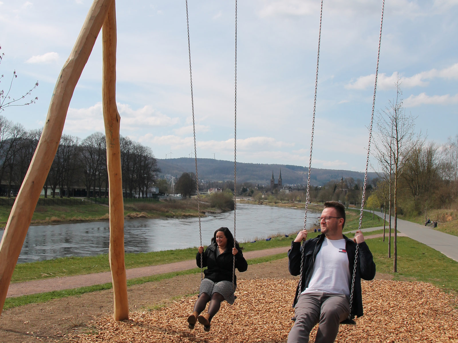 Zwei Personen schaukeln auf der Himmelsschaukel an der Weser.